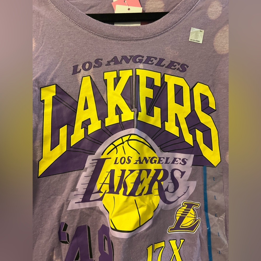 🆕 LAKERS NBA TEE (L) - Picture 3 of 5